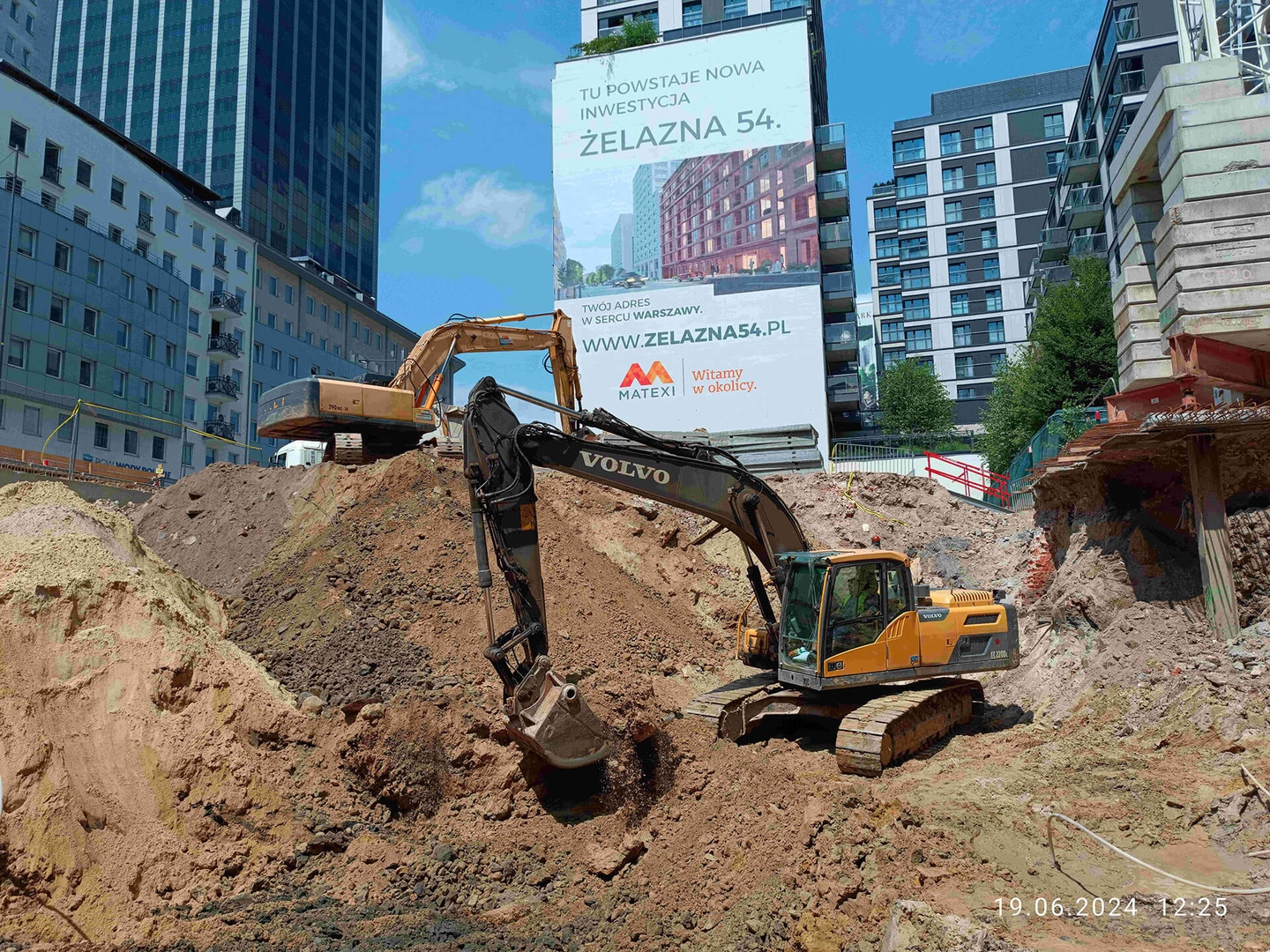 Postęp pracy inwestycji Żelazna 54, Warszawa Wola